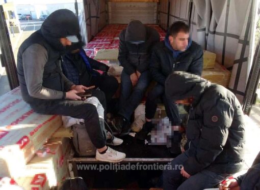 Calafat: 14 cetățeni străini, depistați ascunși într-un auto-marfar care transporta vată minerală